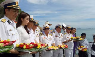 Thả hoa tưởng nhớ anh linh các liệt sỹ tàu không số C235