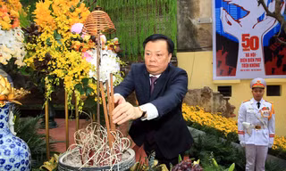Lãnh đạo thành phố Hà Nội dâng hương tại Đài tưởng niệm Khâm Thiên