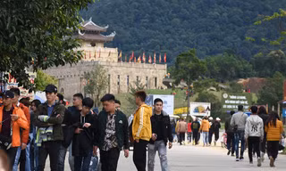 Hàng nghìn người đổ về Tây Yên Tử du xuân đầu năm mới