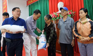 Trao tặng 50 tấn gạo cho ngư dân Quảng Ngãi