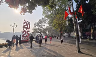 Đường phố Hà Nội rực rỡ trong ngày đầu năm mới 2025