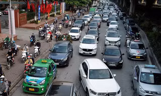Người dân ùn ùn rời thành phố, cửa ngõ Hà Nội ùn tắc ngày đầu nghỉ lễ