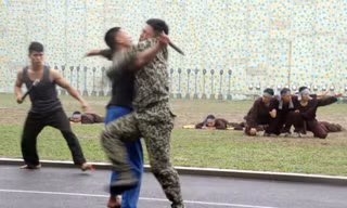 Xem lính đặc công tay không đánh bại nhóm côn đồ có vũ khí nguy hiểm