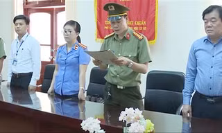 Ông Hoàng Tiến Đức (ngoài cùng bìa phải).