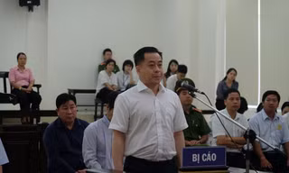 Phan Văn Anh Vũ khai báo tại tòa.
