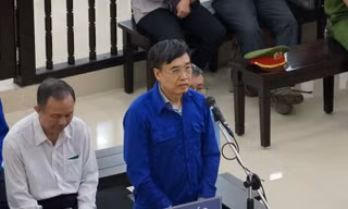 Nguyên Thứ trưởng Lê Bạch Hồng trả lời Hội đồng xét xử.