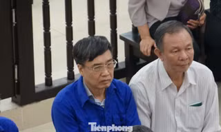 Ông Lê Bạch Hồng (đeo kính) tại tòa.
