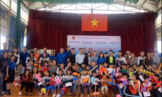 Đoàn viên các cơ quan tại Hà Nội tặng quà cho trẻ em tại Cơ sở cai nghiện ma túy số 2.