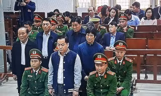 Vũ "nhôm" và các bị cáo trong vụ tại TAND TP Hà Nội.