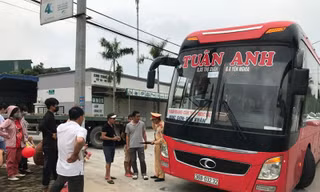 Chiếc xe khách chở quá 31 người bị xử lý.
