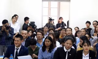 Các đương sự tại tòa.