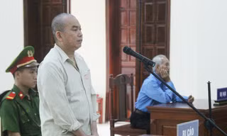 Bị cáo Vi Văn Phượng tại tòa.