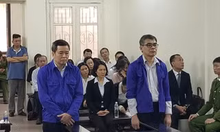 Từ trái qua, các bị cáo Võ Quang Huy, Từ Thành Nghĩa.