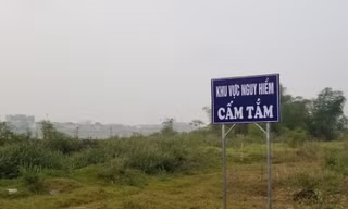 Biển cảnh báo nguy hiểm, cấm tắm được dựng lên sáng 22/3.