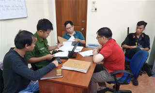 Công an làm việc với một số người trong đường dây cờ bạc.