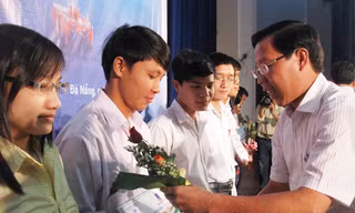 Bí thư T.Ư Đoàn Phan Văn Mãi trao học bổng cho các SV Ảnh H. Văn