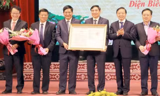 Phó Thủ tướng Trần Hồng Hà trao quyết định phê duyệt quy hoạch tỉnh Điện Biên