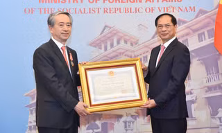 Phó Thủ tướng, Bộ trưởng Bộ Ngoại giao Bùi Thanh Sơn vừa trao tặng Huân chương Hữu nghị của Nhà nước Việt Nam cho Đại sứ Trung Quốc tại Việt Nam Hùng Ba. (Ảnh: Mofa)