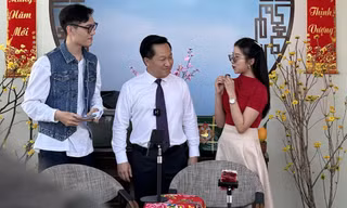 Ông Hoàng Tùng, Chủ tịch UBND TP Thủ Đức (giữa) đang livestream bán hàng cùng các nhà sáng tạo nội dung