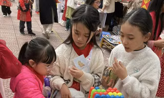 Hội chợ của học sinh tại một trường ở Hà Nội được cha mẹ học sinh góp sức tổ chức