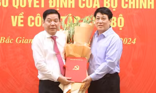 Thường trực Ban Bí thư Lương Cường trao quyết định và tặng hoa chúc mừng tân Bí thư Tỉnh ủy Bắc Giang.