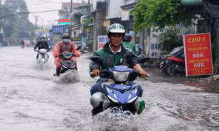 Cơn mưa kéo dài vào ngày 18/9 làm đường SINCO (quận Bình Tân, TPHCM) ngập sâu. Ảnh: H.H