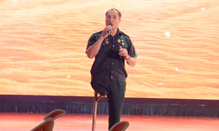 Thương binh Nguyễn Thanh Hùng (bìa trái) nói chuyện cùng Phó Tổng Biên tập báo Tiền Phong Lê Minh Toản (giữa) trong lần báo Tiền Phong về trao quà dịp 27/7 tại Trung tâm Điều dưỡng người có công tỉnh Bắc Giang Ảnh: K.N-Đ.A 