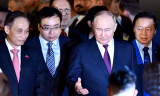 Báo Anh ca ngợi ‘ngoại giao cây tre’ Việt Nam khi đón Tổng thống Putin