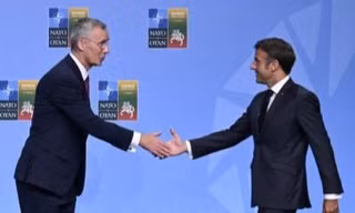 Tổng thư ký NATO Jens Stoltenberg chào đón Tổng thống Pháp Emmanuel Macron đến dự thượng đỉnh NATO ở Vilnius tháng 7/2023.(Ảnh: Reuters)