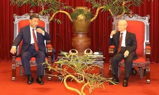 Tiệc trà giữa cố Tổng Bí thư Nguyễn Phú Trọng và Tổng Bí thư, Chủ tịch Trung Quốc Tập Cận Bình vào chiều tối 12/12/2023 với tác phẩm “Lưỡng long chầu nhật” của Sỹ Luân ở phía sau Ảnh: TTXVN 