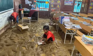 Lũ ống ập về khiến trường tiểu học bị ngập sâu, nhiều sách vở của học sinh bị hư hỏng