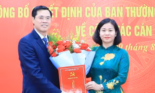 Trao quyết định của Ban Thường vụ Thành uỷ Hà Nội về công tác cán bộ