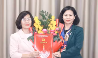 Phó Bí thư Thường trực Thành ủy Nguyễn Thị Tuyến trao quyết định, tặng hoa chúc mừng đồng chí Nguyễn Tố Quyên
