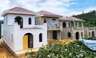 Để 22 căn nhà biệt lập 'mọc' không phép, chủ tịch xã bị tạm đình chỉ công tác 
