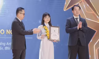 Anh Ngô Văn Cương (bên phải), Bí thư T.Ư Đoàn trao giải thưởng Thanh niên sống đẹp năm 2023 cho Nguyễn Nam Bảo Ngọc, học sinh lớp 12 chuyên Anh, Trường THPT Chuyên Phan Ngọc Hiển (Cà Mau)