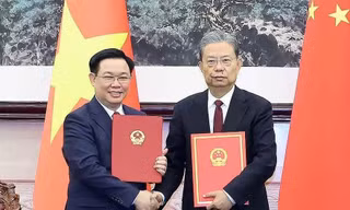 Chủ tịch Quốc hội Vương Đình Huệ đề nghị Trung Quốc triển khai hiệu quả xây dựng thí điểm cửa khẩu thông minh