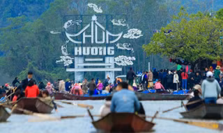 Chưa khai hội, hơn 2 vạn khách đã đổ về chùa Hương