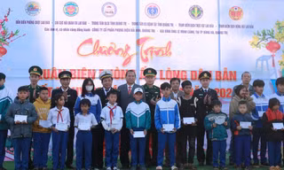 ‘Xuân Biên phòng ấm lòng dân bản’ đến với người dân hai bên biên giới Việt Nam-Lào