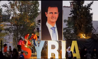 Quân đối lập Syria trên đường phố Hama ngày 6/12. (Ảnh: AP)