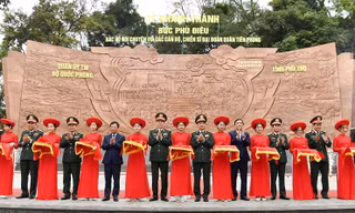 Khánh thành Bức phù điêu 'Bác Hồ nói chuyện với cán bộ, chiến sĩ Đại đoàn Quân Tiên Phong'