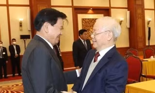 Tổng Bí thư Nguyễn Phú Trọng trong một cuộc gặp với Tổng Bí thư, Chủ tịch nước Lào Thongloun Sisoulith. (Ảnh: TTXVN)