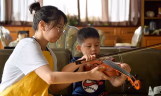 Một nữ sinh viên làm bảo mẫu