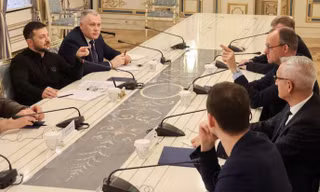 Tổng thống Ukraine Volodymir Zelensky trong cuộc gặp lãnh đạo phe đối lập Đức Friedrich Merz tại Paris ngày 9/12. (Ảnh: Reuters)