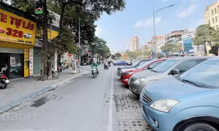 Giá thuê ô tô tự lái tăng gấp đôi vẫn 'cháy' hàng 