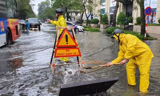 Nhiều khu vực ở Hà Nội mưa rất lớn, hiếm gặp
