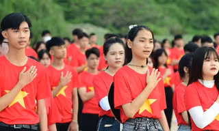 Tự hào tham gia Lễ Thượng cờ Tổ quốc ở Tiền Phong Marathon 2024