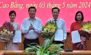 Tặng hoa chúc mừng các cán bộ được luân chuyển, bổ nhiệm. 