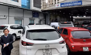 Xe xếp hàng chờ đăng kiểm tại TTĐK Cầu Giấy ngày 3/1