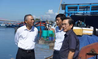 Thứ trưởng Bộ NN&PTNT Phùng Đức Tiến đi kiểm tra cảng cá Đông Hải (Ninh Thuận) 