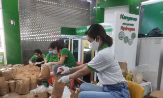 Các cán bộ, nhân viên của Kangaroo đã chuẩn bị hàng nghìn suất quà gồm gạo, trứng phát miễn phí cho người dân